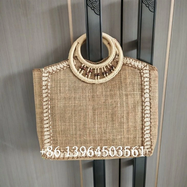 বাঁশ মহিলাদের সৈকত ব্যাগ পরিচালনা করে