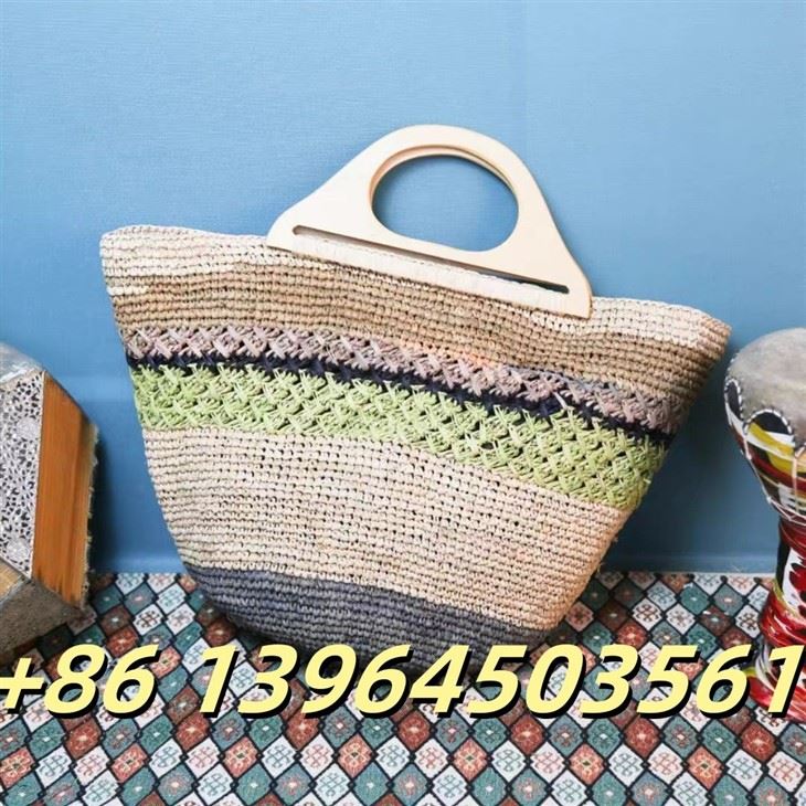 কাঠের হ্যান্ডলগুলি সহ রাফিয়া হ্যান্ডব্যাগ