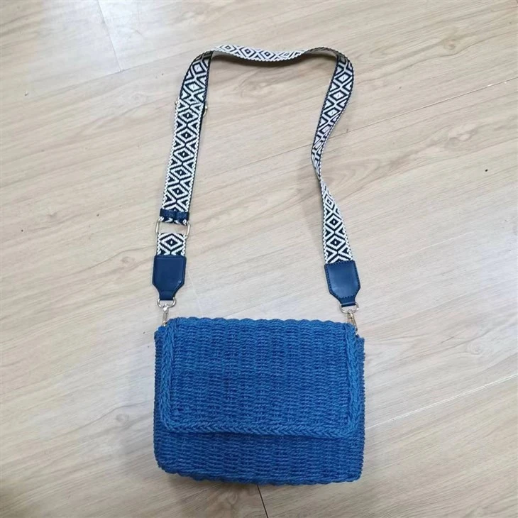 টেপ সহ নীল ক্রসবডি স্ট্র ব্যাগ