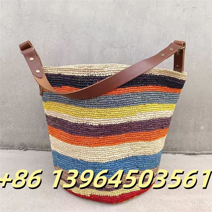 রিয়েল লেদার সহ রঙিন রাফিয়া বালতি