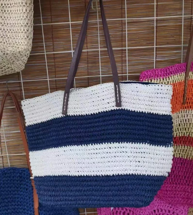 বেজ এবং কালো স্ট্রিপ মহিলাদের বড় ব্যাগ