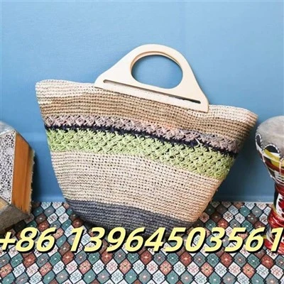 কাঠের হ্যান্ডলগুলি সহ রাফিয়া হ্যান্ডব্যাগ