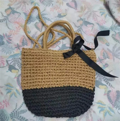 বাদামী এবং কালো লম্বা হাতল কাগজ বোনা ব্যাগ