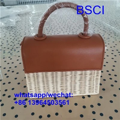 চটকদার বোনা খড় ব্যাগ দোকানদার