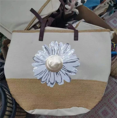 সিকুইন এমব্রয়ডি সহ বিগ বিচ ব্যাগ